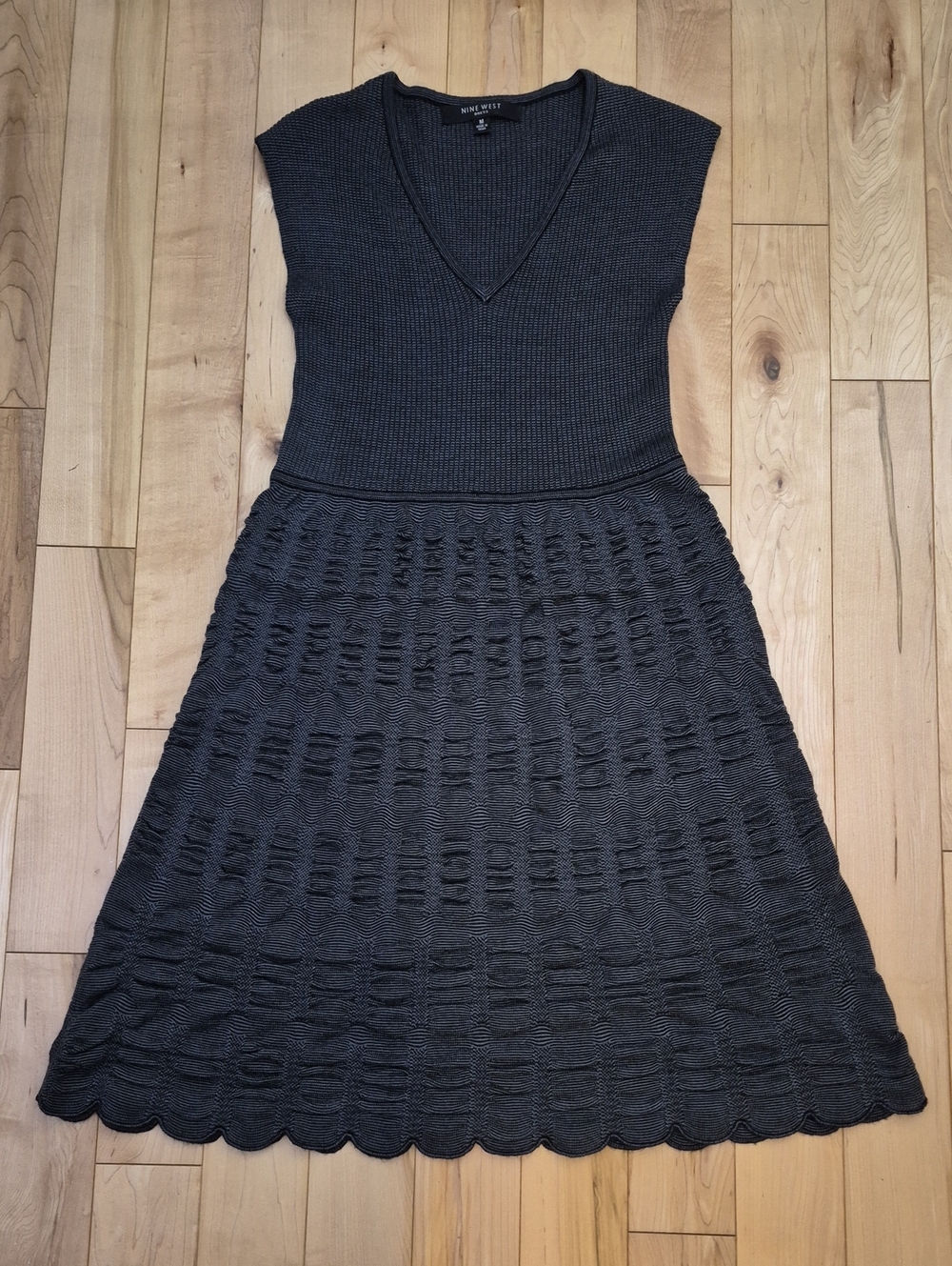 Nine West Wimen's Size Medium Charcoal Knit V‑Neck Midi Dress